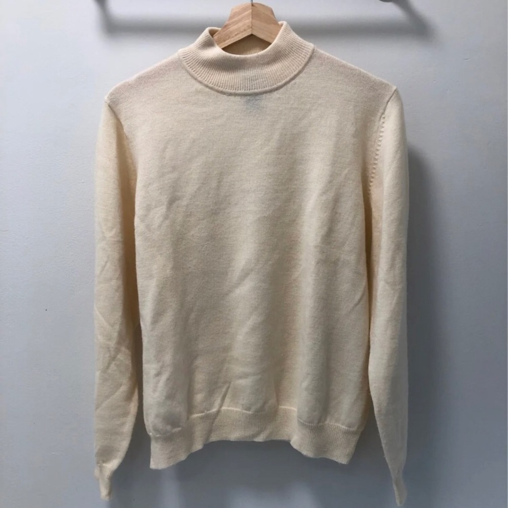Comfy wool sweater. Nice fit and perfect for layering or by itself.